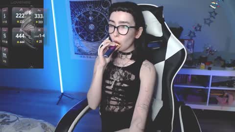 Snapshot of julscinamon chatting on 12-14-24, 06:41 Baroness Von Cringe online show from 12-14-24, 06:41