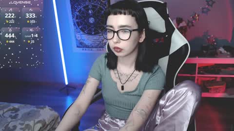 Snapshot of julscinamon chatting on 01-10-25, 07:32 Baroness Von Cringe online show from 01-10-25, 07:32