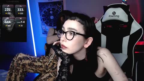 Snapshot of julscinamon chatting on 01-12-25, 09:40 Baroness Von Cringe online show from 01-12-25, 09:40