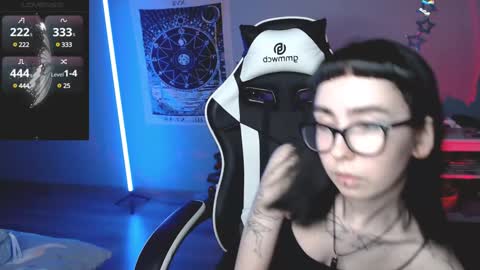 Snapshot of julscinamon chatting on 01-13-25, 07:21 Baroness Von Cringe online show from 01-13-25, 07:21