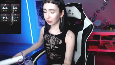 Snapshot of julscinamon chatting on 01-17-25, 06:44 Baroness Von Cringe online show from 01-17-25, 06:44