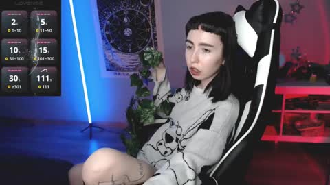 Snapshot of julscinamon chatting on 01-18-25, 07:48 Baroness Von Cringe online show from 01-18-25, 07:48