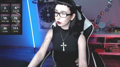 Snapshot of julscinamon chatting on 01-19-25, 07:15 Baroness Von Cringe online show from 01-19-25, 07:15