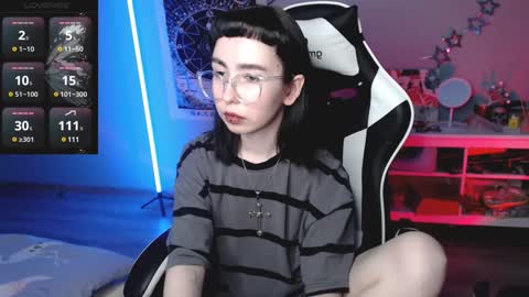 Snapshot of julscinamon chatting on 01-24-25, 07:49 Baroness Von Cringe online show from 01-24-25, 07:49