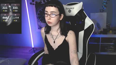 Snapshot of julscinamon chatting on 02-11-25, 06:44 Baroness Von Cringe online show from 02-11-25, 06:44