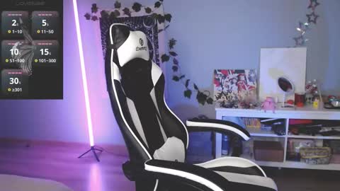 Snapshot of julscinamon chatting on 03-07-25, 04:22 Baroness Von Cringe online show from 03-07-25, 04:22