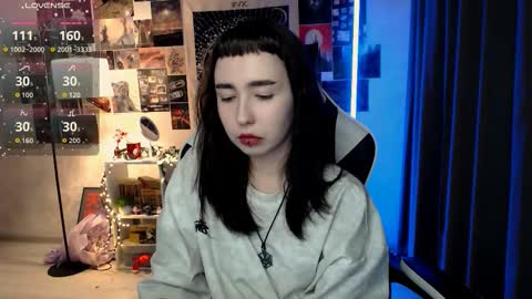 Snapshot of julscinamon chatting on 09-11-25, 02:50 Baroness Von Cringe online show from 09-11-25, 02:50