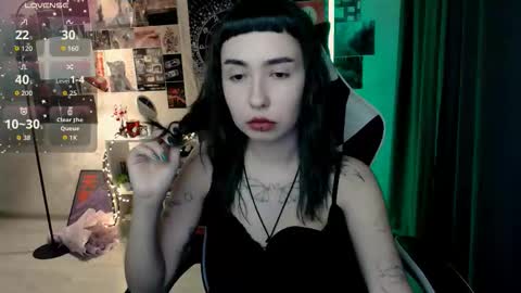 Snapshot of julscinamon chatting on 09-22-25, 05:48 Baroness Von Cringe online show from 09-22-25, 05:48