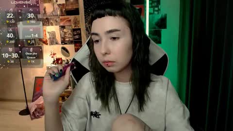 Snapshot of julscinamon chatting on 09-25-25, 05:27 Baroness Von Cringe online show from 09-25-25, 05:27