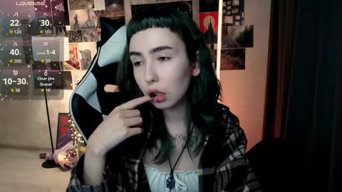 Snapshot of julscinamon chatting on 10-15-25, 03:45 Baroness Von Cringe online show from 10-15-25, 03:45