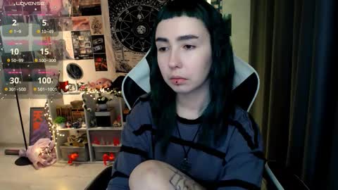 Snapshot of julscinamon chatting on 10-22-25, 06:29 Baroness Von Cringe online show from 10-22-25, 06:29