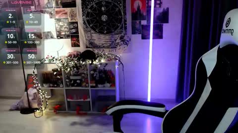 Snapshot of julscinamon chatting on 11-19-25, 06:30 Baroness Von Cringe online show from 11-19-25, 06:30