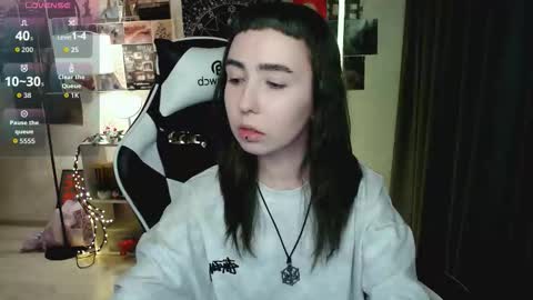 Snapshot of julscinamon chatting on 11-20-25, 06:07 Baroness Von Cringe online show from 11-20-25, 06:07