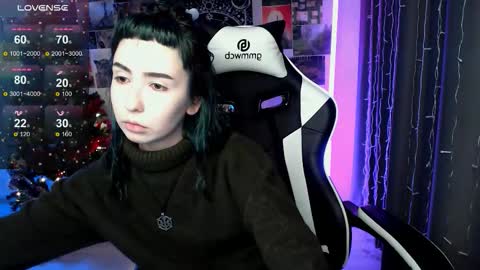 Snapshot of julscinamon chatting on 01-12-26, 04:12 Baroness Von Cringe online show from 01-12-26, 04:12