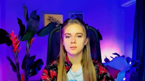 Snapshot of junewoods chatting on 11-19-25, 06:24 junewoods online show from 11-19-25, 06:24