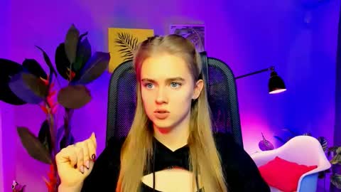 Snapshot of junewoods chatting on 11-20-25, 09:20 junewoods online show from 11-20-25, 09:20