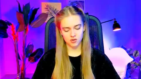 Snapshot of junewoods chatting on 11-27-25, 06:15 junewoods online show from 11-27-25, 06:15