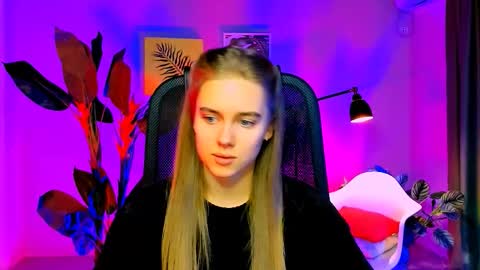 Snapshot of junewoods chatting on 12-01-25, 06:18 junewoods online show from 12-01-25, 06:18