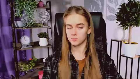 Snapshot of junewoods chatting on 12-17-25, 06:19 junewoods online show from 12-17-25, 06:19