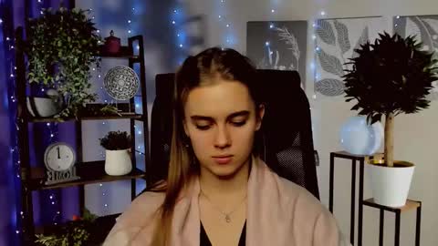 Snapshot of junewoods chatting on 12-19-25, 01:18 junewoods online show from 12-19-25, 01:18