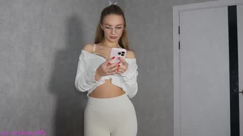 Snapshot of justacuddlie chatting on 01-09-26, 09:01 Jenny Welcome3 online show from 01-09-26, 09:01