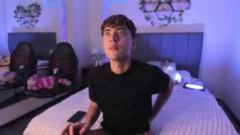 Snapshot of justinbe_ chatting on 01-05-26, 05:27 Justin online show from 01-05-26, 05:27