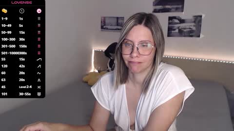Snapshot of justmexy7 chatting on 09-09-25, 04:06 Julie online show from 09-09-25, 04:06