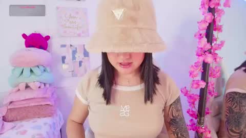 Snapshot of justonecute chatting on 09-16-25, 12:00 Emy online show from 09-16-25, 12:00