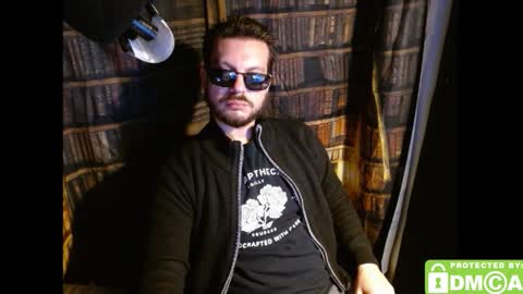 Snapshot of justshutupandwatch chatting on 11-21-25, 06:01 M. Dean online show from 11-21-25, 06:01