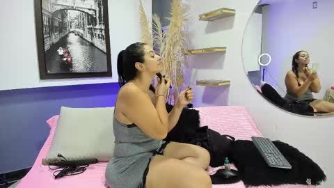 Snapshot of kagomme_h chatting on 01-12-26, 04:39 Antonella online show from 01-12-26, 04:39