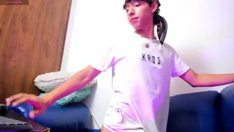 Snapshot of kalet_skinny chatting on 09-18-25, 03:52 KALET online show from 09-18-25, 03:52