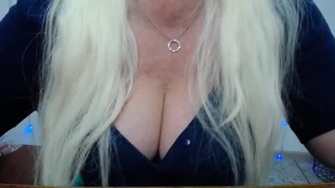 Snapshot of kamaliasim chatting on 01-27-25, 04:30 KamaliaSim online show from 01-27-25, 04:30