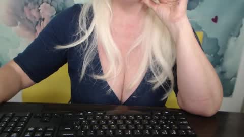 Snapshot of kamaliasim chatting on 02-15-25, 01:42 KamaliaSim online show from 02-15-25, 01:42