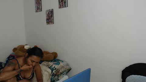 Snapshot of kammy_cami chatting on 09-11-25, 09:37 kammy y camila online show from 09-11-25, 09:37