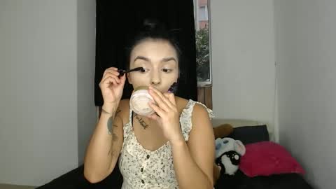 Snapshot of kammy_cami chatting on 12-17-25, 10:05 kammy y camila online show from 12-17-25, 10:05