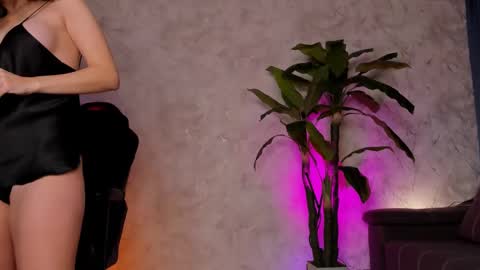 Snapshot of kaow65 chatting on 02-06-25, 02:11 Emma online show from 02-06-25, 02:11