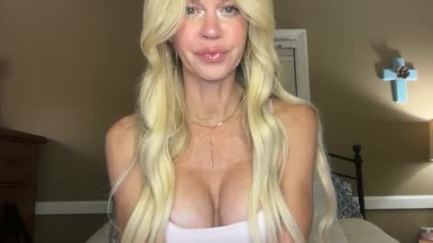 Snapshot of karabearr chatting on 10-17-25, 12:36 kara online show from 10-17-25, 12:36