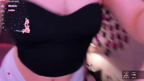 Snapshot of karambamoon chatting on 05-17-26, 09:00 Lera online show from 05-17-26, 09:00