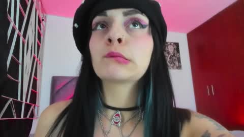 Snapshot of karinna__raven chatting on 12-19-25, 12:17 KARINNA RAVEN online show from 12-19-25, 12:17