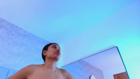 Snapshot of karla__ruiz chatting on 10-19-25, 01:39 Karla online show from 10-19-25, 01:39