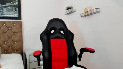 Snapshot of karol_deny chatting on 05-27-26, 01:57 Karol D online show from 05-27-26, 01:57
