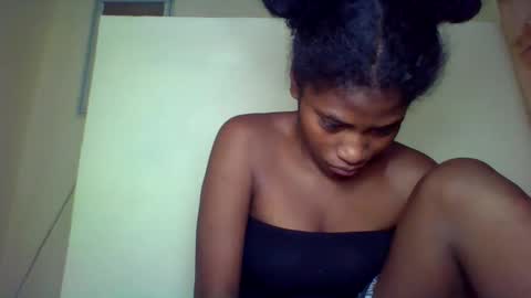 Snapshot of karoliee chatting on 04-26-26, 06:27 karoliee online show from 04-26-26, 06:27
