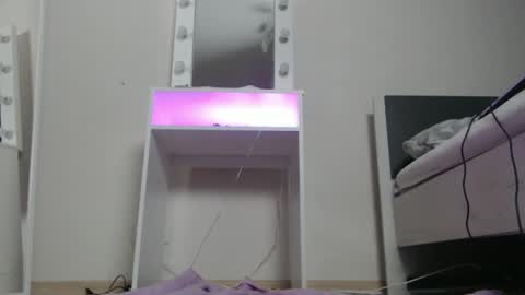 Snapshot of karolinas777x chatting on 12-16-25, 06:24 Karolinas777x online show from 12-16-25, 06:24