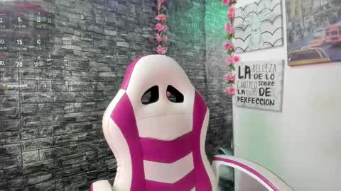 Snapshot of karoll__sex chatting on 10-25-25, 12:34 KAROLL online show from 10-25-25, 12:34