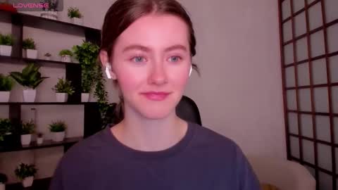 Snapshot of kate_cuddle chatting on 12-19-25, 02:29 Kate online show from 12-19-25, 02:29