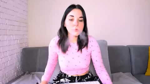 Snapshot of kate_ree_ chatting on 10-19-25, 04:57 KATE online show from 10-19-25, 04:57