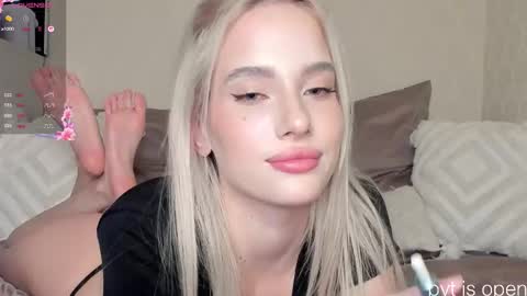 Snapshot of katebremar chatting on 12-16-25, 10:04 online show from 12-16-25, 10:04