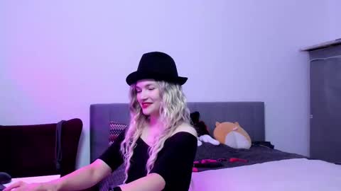 Snapshot of katherinemidnight chatting on 10-10-25, 03:44 Katherine online show from 10-10-25, 03:44