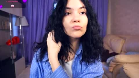 Snapshot of katievillard chatting on 11-23-25, 07:52 Crystal really Kristel online show from 11-23-25, 07:52