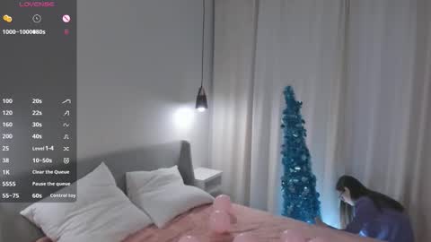 Snapshot of katinatonge chatting on 12-18-25, 08:42 Scarlett online show from 12-18-25, 08:42